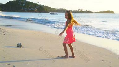 可爱的快乐女孩有趣的白色海滩慢<strong>运动视频</strong>